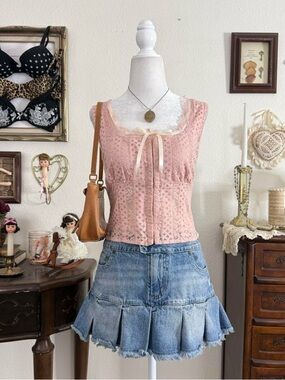 dainty coquette pink floral lace corset style top w hook and eye closures | sz M